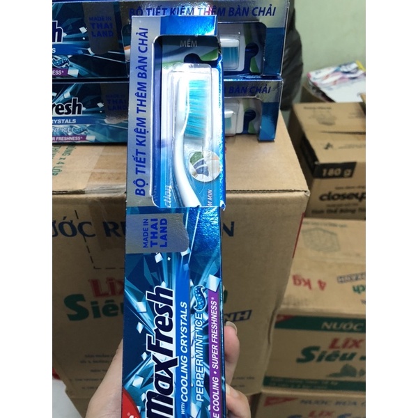 Kem đánh răng Colgate Maxfresh hương bạc hà 230g/hộp tặng bàn chải đánh răng Colgate Triple Action