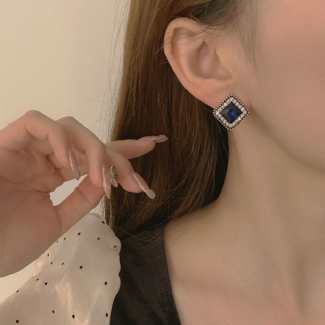 Khuyên tai đính đá xanh dương thời trang