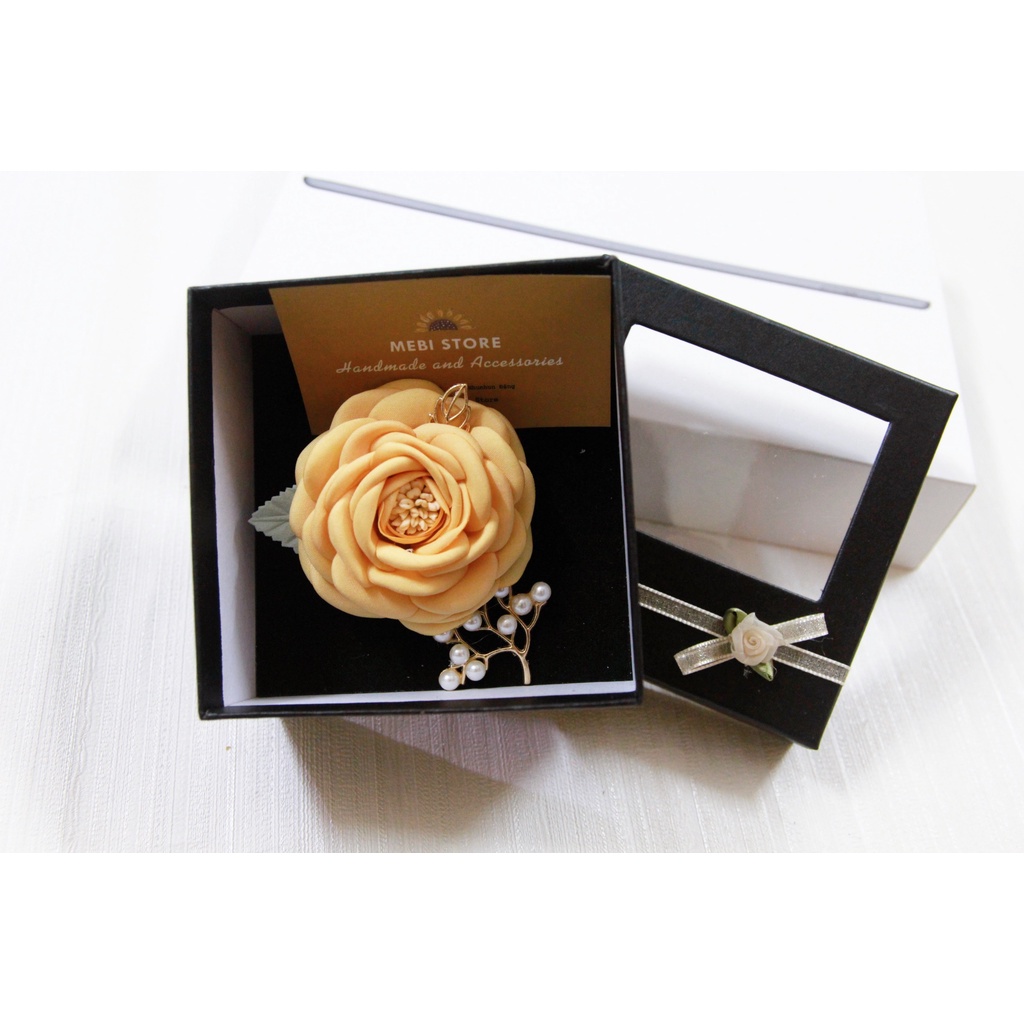 Hoa cài áo handmade mẫu hoa cánh tròn màu vàng cam mix cành kim loại trai chùm