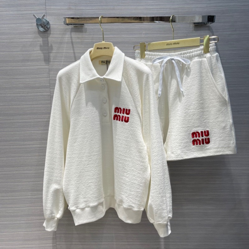 Set trang phục nỉ bông cho nữ gồm áo polo dài tay và quần shorst thương hiệu Miu Miu cao cấp