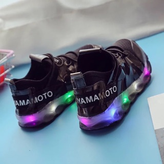 Giày đế mềm, có đèn LED cho bé