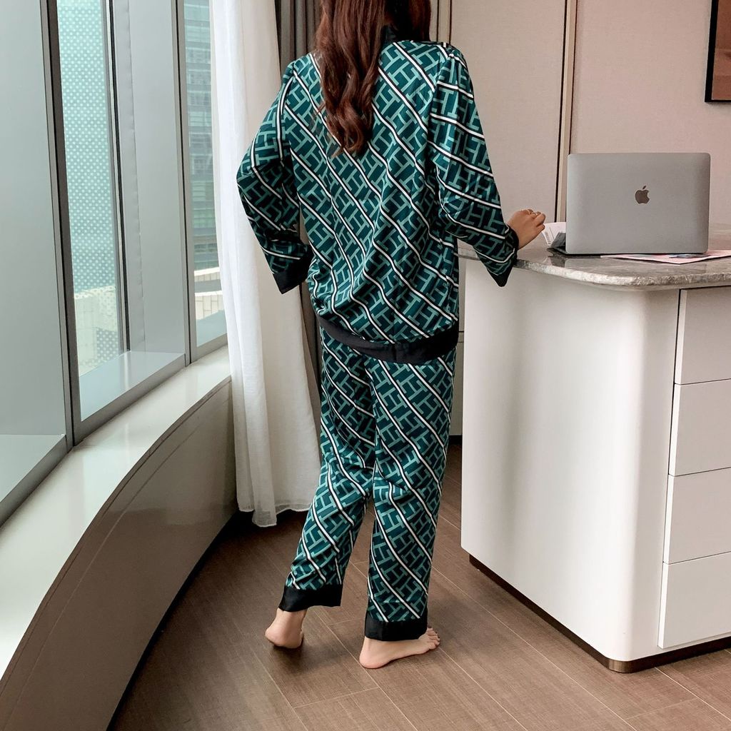 Bộ Đồ Ngủ Vải Lụa Lạnh Cổ Chữ V In Họa Tiết Thời Trang Mùa Hè Cho Nữ