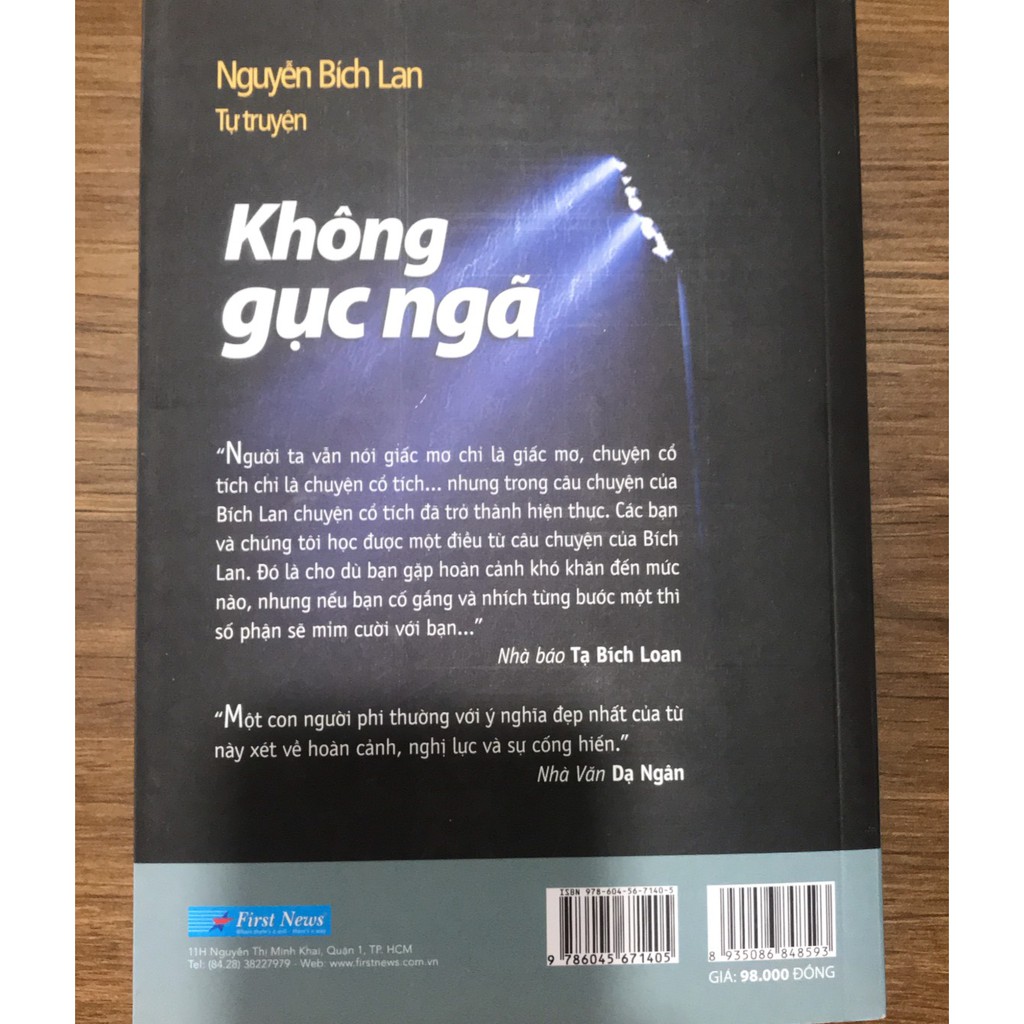 Sách - Không Gục Ngã - Đêm Tối Đến Để Lại Trong Ta Những Vì Sao (Tự Truyện Nguyễn Bích Lan)