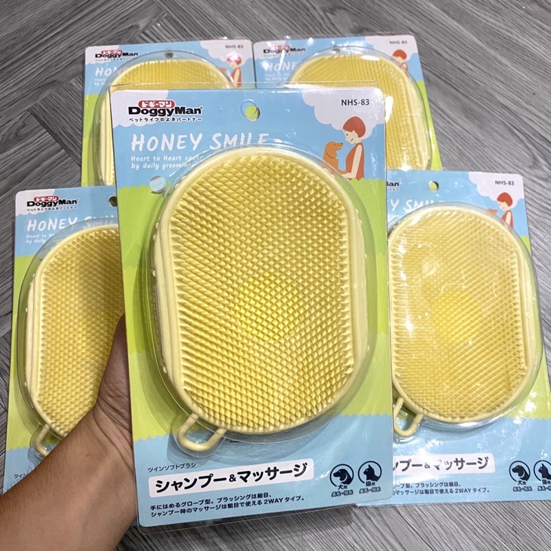 Bàn chải tắm 2 mặt dạng bao tay  Doggyman cho chó