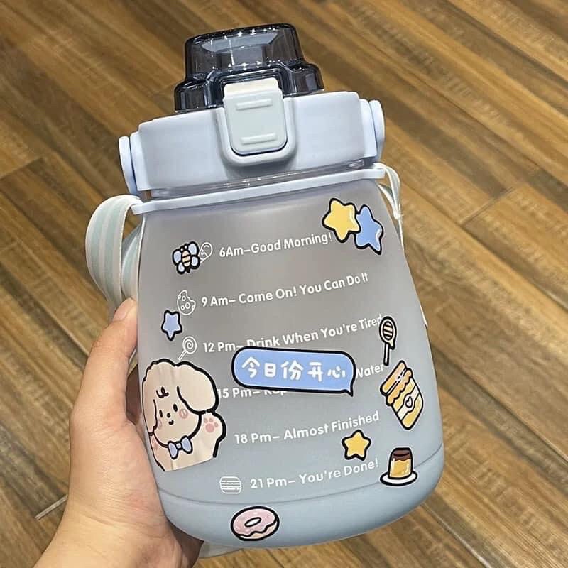 Bình đựng nước có ồng hút, Bình nước nhắc giờ siêu cute 1200ml kèm sticker siêu xinh