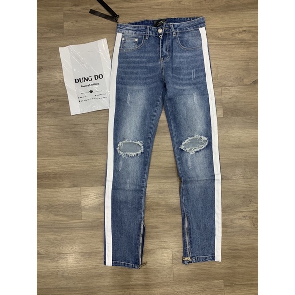 quần biker arimii 2 sọc trắng rách đầu gối hót 2022