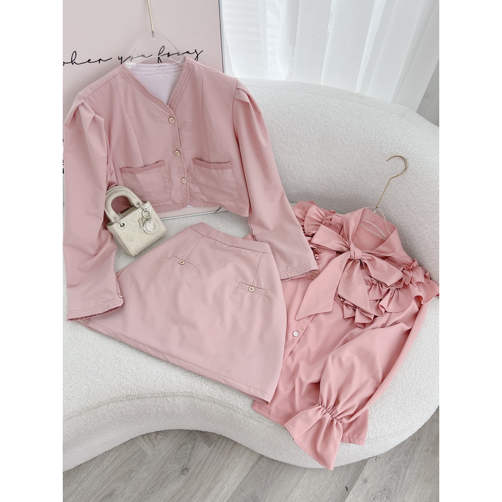 SET 3 MÓN: ÁO SƠ MI BÈO NGỰC THẮT NƠ + ÁO KHOÁC + CHÂN VÁY HỒNG TÚI MỔ