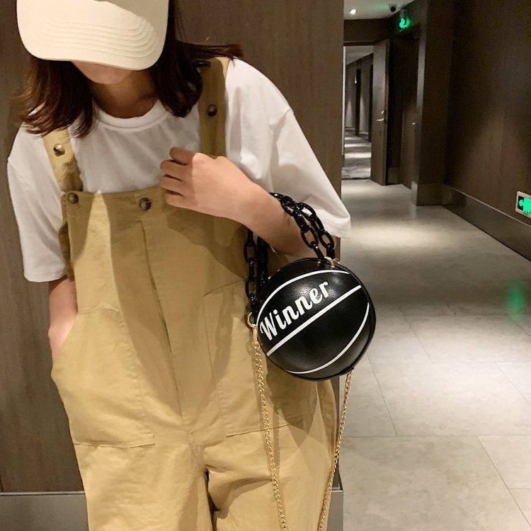 Túi Đeo Chéo Hình Quả Bóng Rổ Phối Dây Xích Cá Tính Cho Nữ