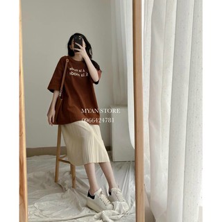 Set áo thun nữ in chữ À la mode và chân váy xếp ly
