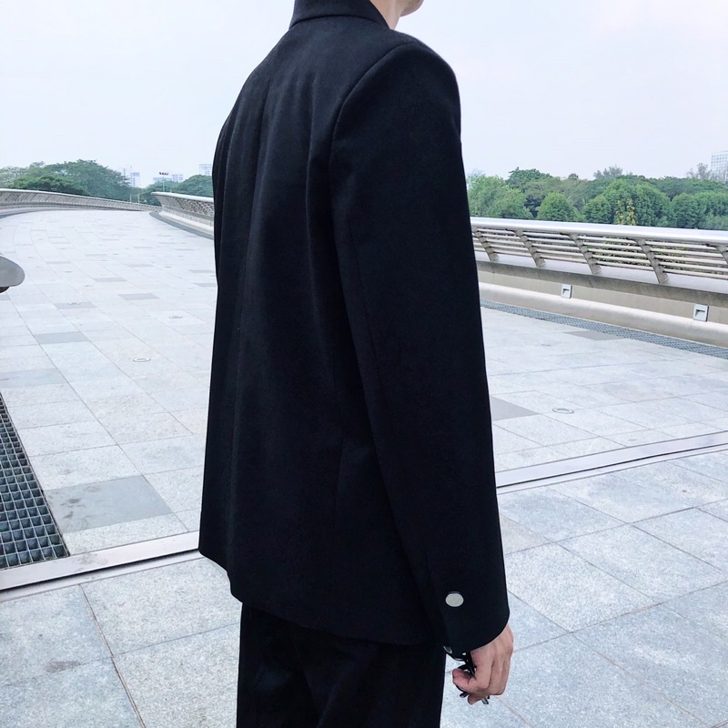 Áo vest đen nút kim loại