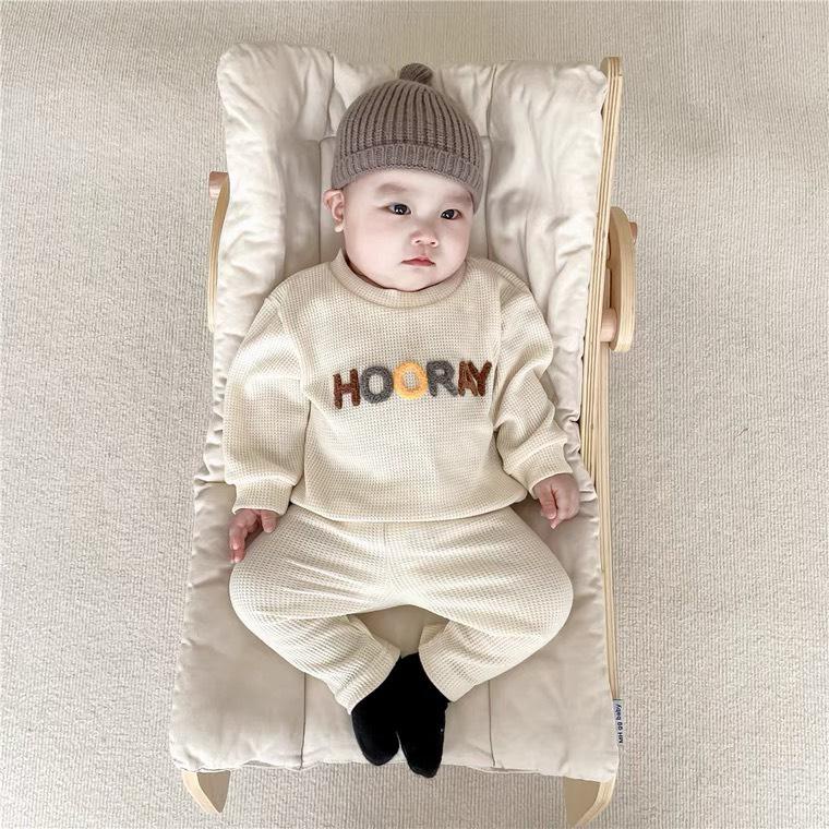 Bộ quần áo dài tay cho bé chất liệu waffle thun tổ ong, thêu nổi chữ HAPPY và HOORAY phong cách Hàn Quốc