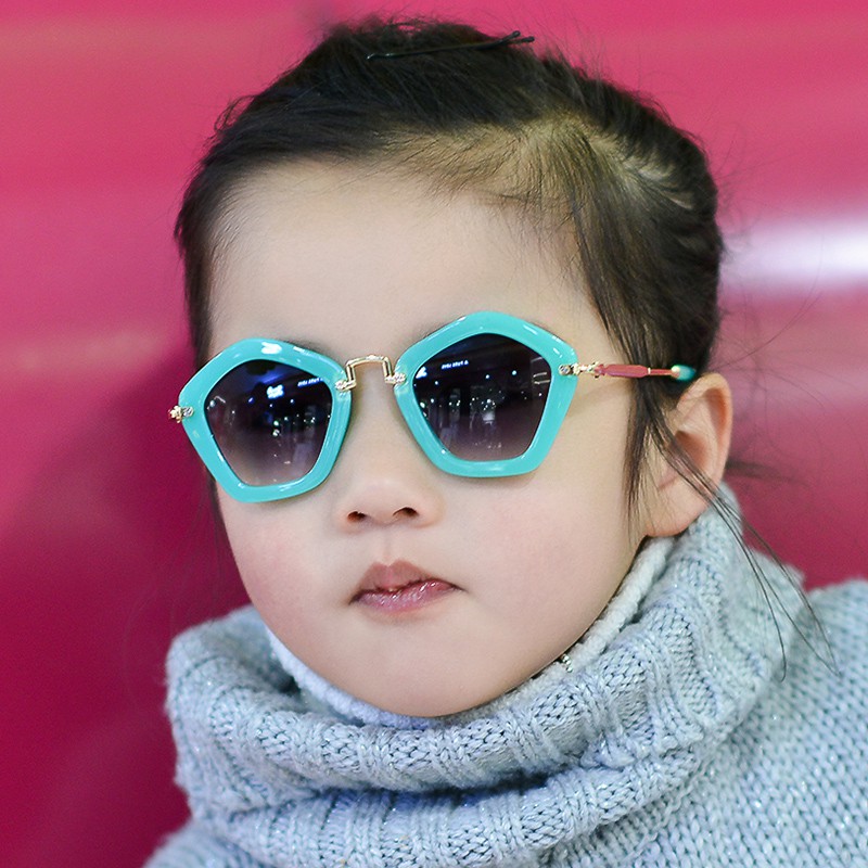 Kính mát chống tia UV kiểu dáng xinh xắn dành cho các bé | BigBuy360 - bigbuy360.vn