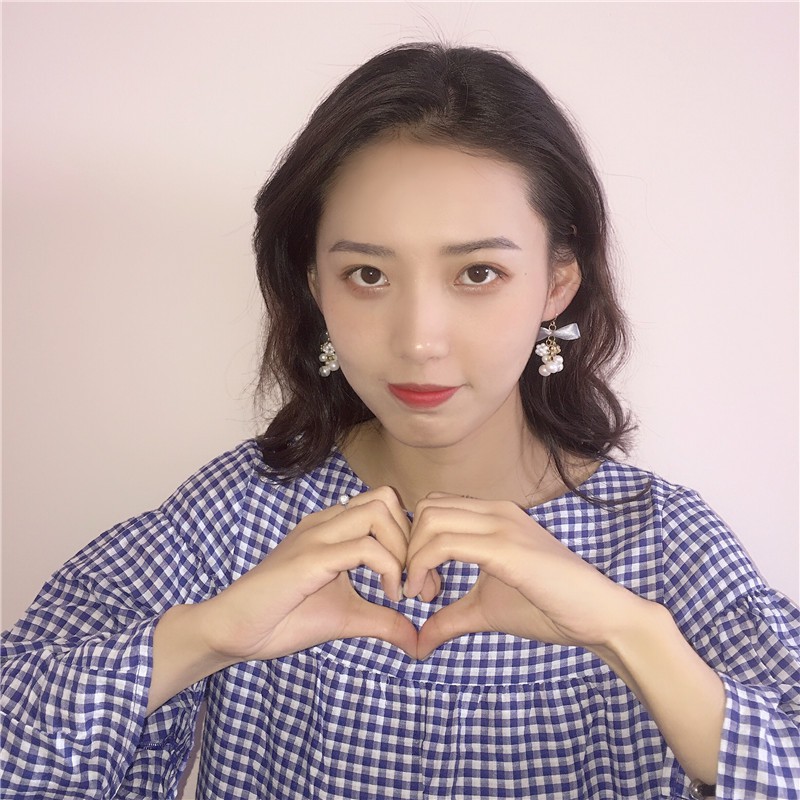 Hoa tai nơ xanh kết tay