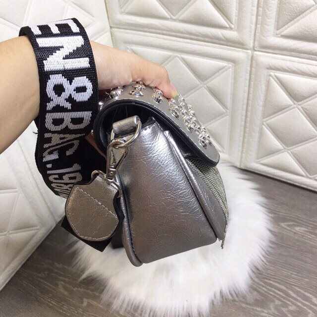 Túi tua rua đính đá