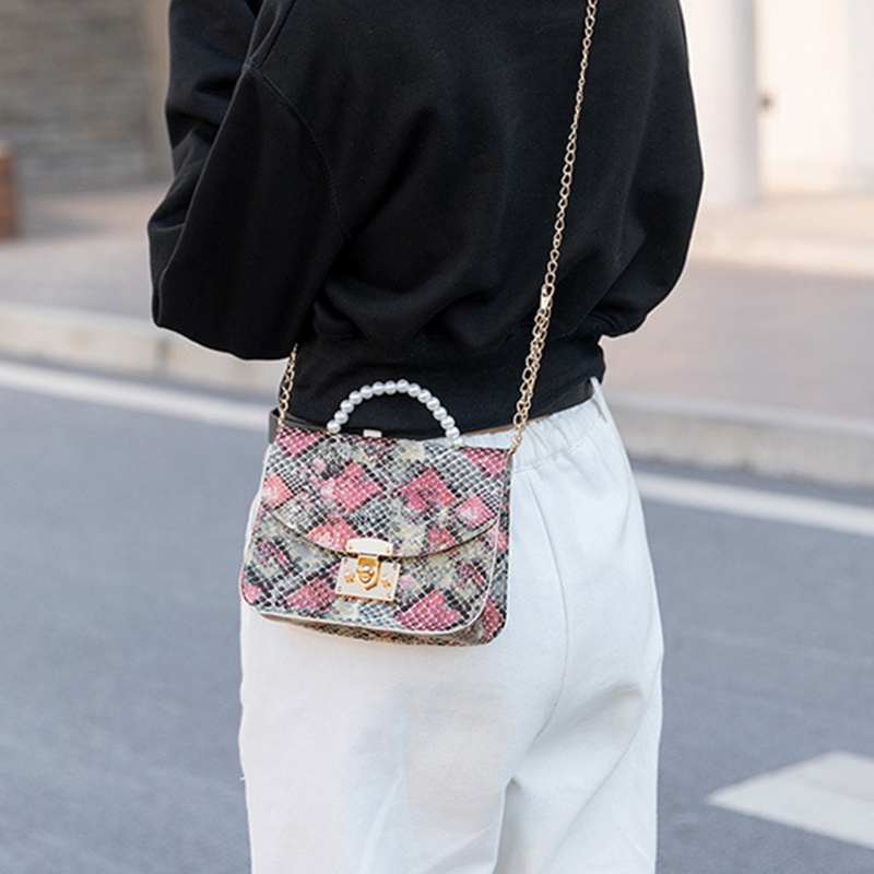 Túi Xách Đeo Vai Mini Hình Vuông In Họa Tiết Da Rắn Phối Dây Xích Và Ngọc Trai Thời Trang