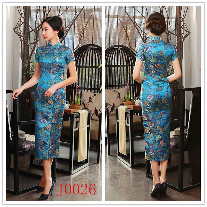 ĐẦM SƯỜN XÁM DÁNG DÀI CỔ TÀU CÀI NÚT TRƯỚC NỀN XANH DA TRỜI HỌA TIẾT HOA SANG TRỌNG