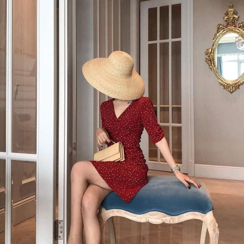 váy xòe đỏ chấm bi hở lưng cổ V kiểu Pháp. Hình cuối là ảnh thật mình mặc