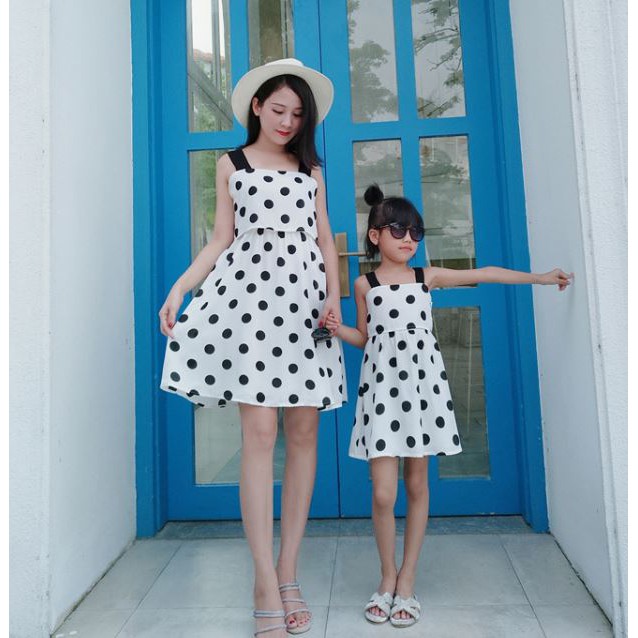 Đồ Đôi Mẹ Và Bé Đầm Trắng Hai Dây Chấm Bi