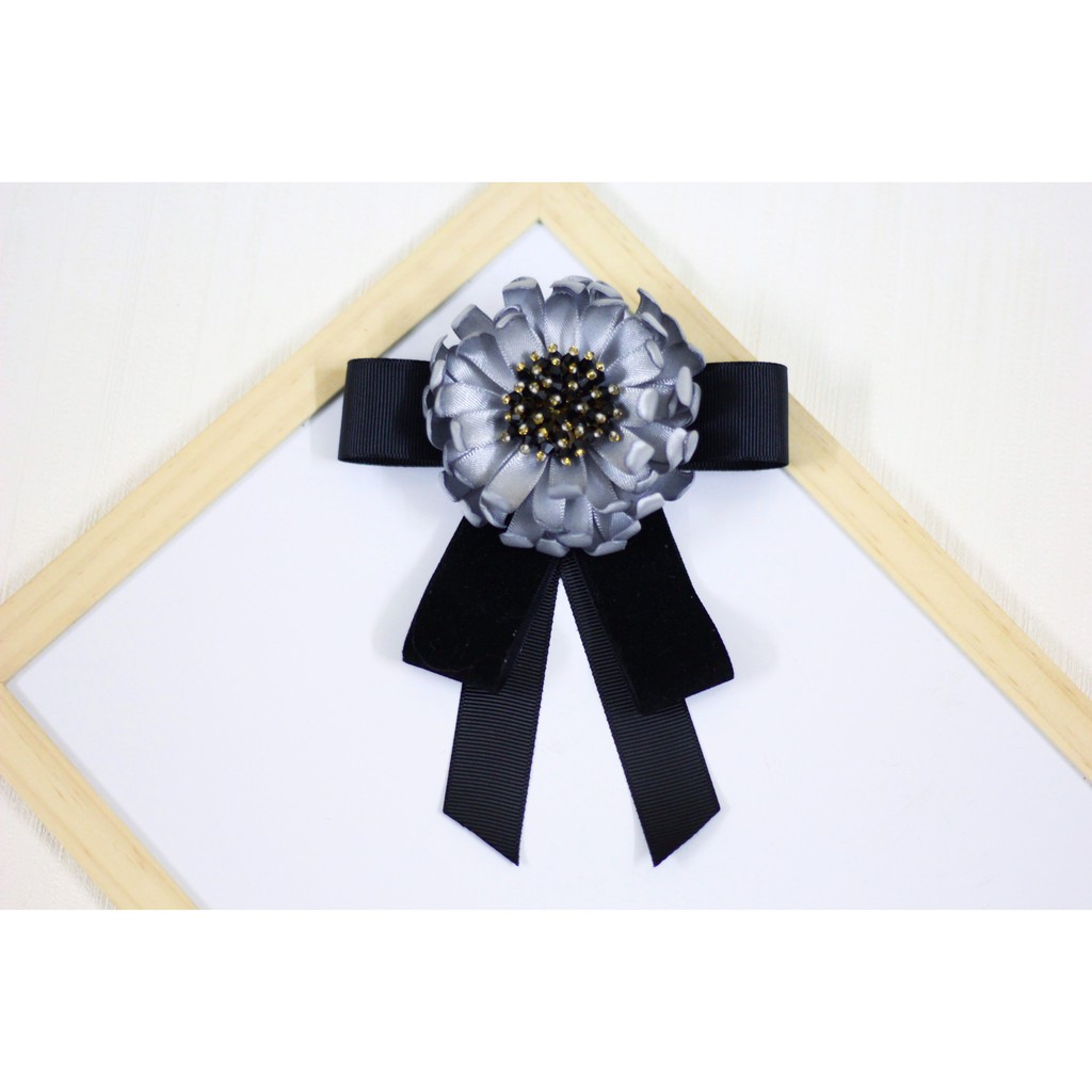 (ảnh thật 100%) Tag hoa cài cổ áo handmade mẫu hoa cúc nhụy phale ruy băng đen