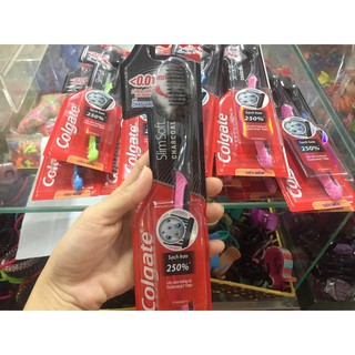 Bàn chải đánh răng Colgate SlimSoft Charcoal siêu mềm mảnh Sạch hơn 250%.
