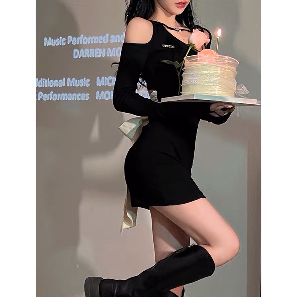 Đầm hở lưng buộc nơ khoét vai tay dài dáng ôm chéo dây cổ