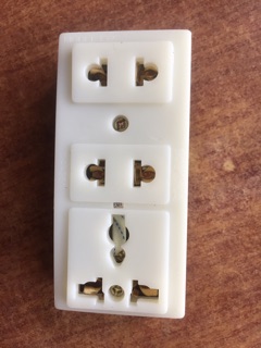 Ổ cắm ba cửa đế đen