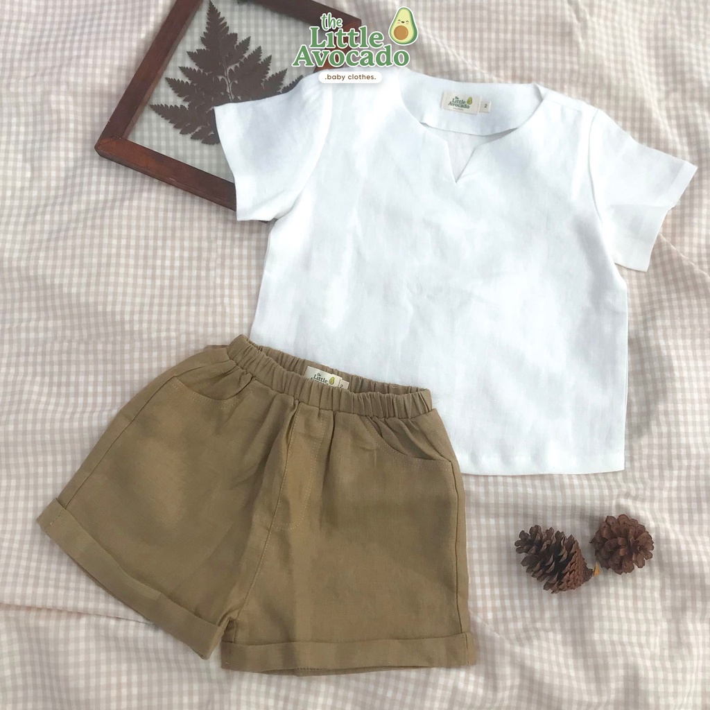 Áo sơ mi cổ chữ V tay cộc & quần short lưng chun chất liệu linen cho bé trai THE LITTLE AVOCADO trắng/be nâu/xám nâu