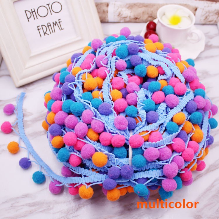 Dây tua rua gắn quả pom pom xinh xắn dùng trang trí tiện dụng