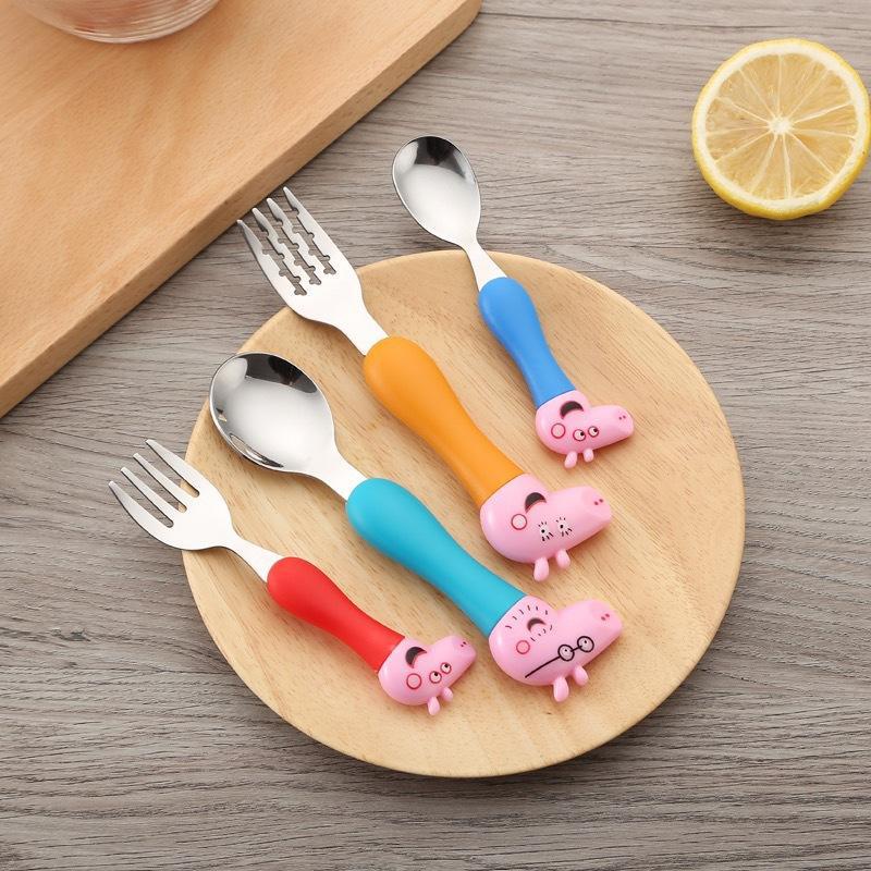Bộ 4 Món Thìa Dĩa Inox Xuất Nhật Dành Cho Trẻ Em Ăn Dặm Có Cán Nhựa Pp An Toàn Tạo Hình Heo Pepa Cực Cute