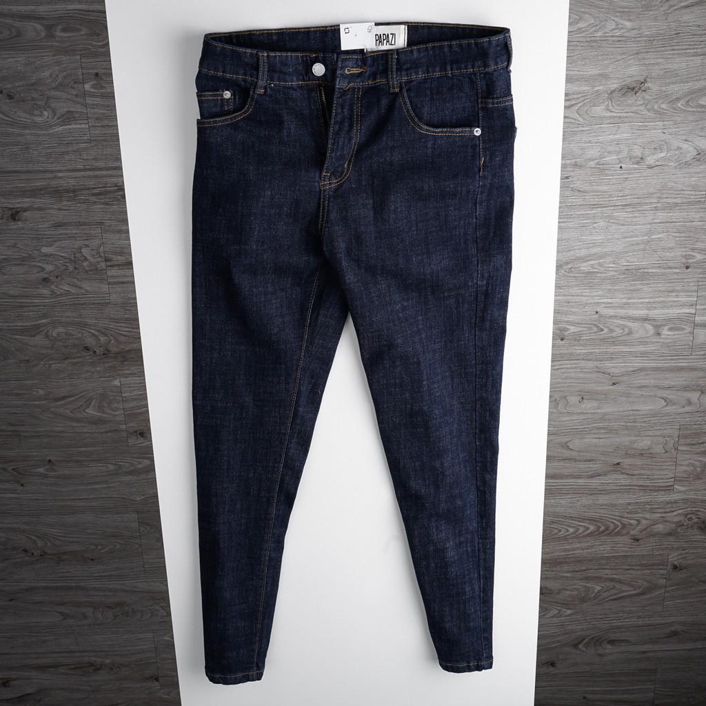 Quần Jean dài nam, quần bò #PAPAZI mới nhất sở hữu gam xanh đậm, cùng chi tiết chỉ nổi bật với những đường may sắc nét.