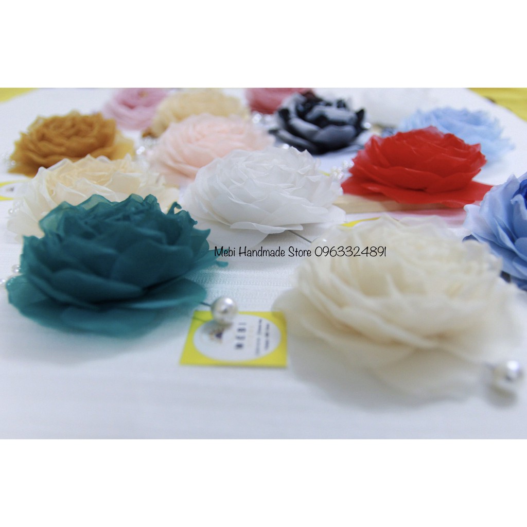 (Ảnh thật ) Hoa cài áo handmade mẫu hoa hồng voan mix lá gấm và hạt kết siêu sang, size đại 12cm no box (14 màu)