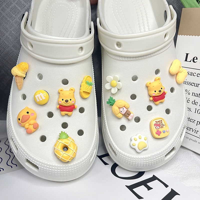 Winnie the Pooh Strawberry Bear phụ kiện dép Crocs charm DIY khóa giày crocs jibbitz Nhựa trang sức Phụ kiện trang trí giày crocs nút trang trí giày trẻ em Dép Sandal Đồ trang sức Quà tặng sáng tạo món quà đặc biệt