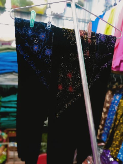 Khăn nhung đội đầu cho bà