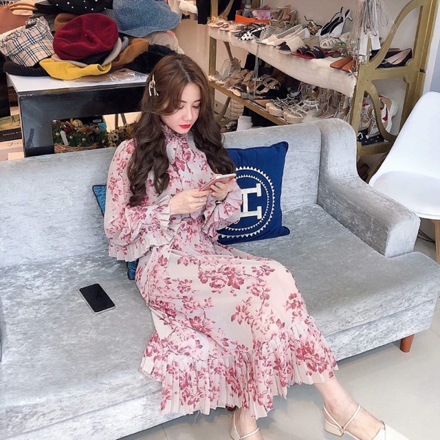 Váy hoa đỏ size S newtag mặc lên bánh bèo bồng bênh rất là xinh nhé váy chất voan nhẹ nhàng màu hoa đỏ nổi bật