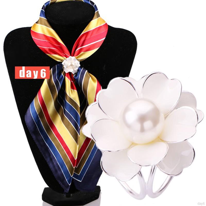 Kẹp khăn cổ hình hoa đính đá ngọc trai màu trắng thời trang cho nữ