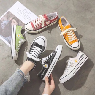[Có sẵn] Giày thể thao thêu hoa cúc size 38