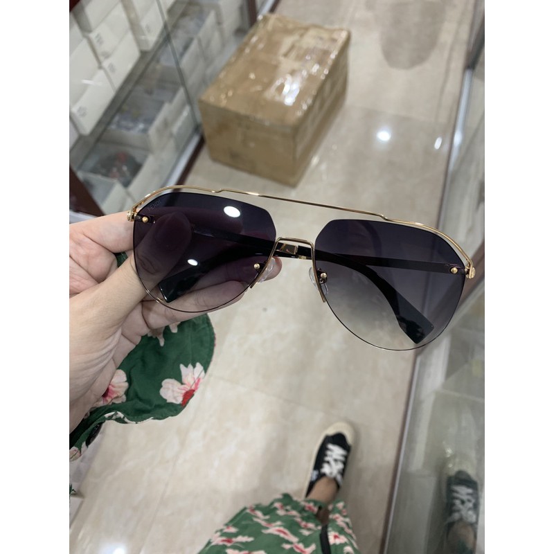 kính cao cấp chất xịn đẹp,một siêu phẩm nam nữ đều mang được,số lượng có hạn,hàng cao cấp tiền triệu xả rẻ mấy trăm ngàn