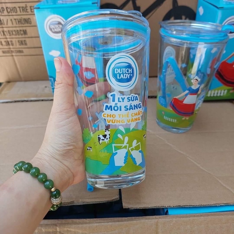 Ly thuỷ tinh kèm ống hút hàng khuyến mãi sữa