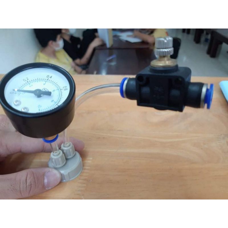 Bộ tạo CO2 Vi sinh tự chế - có van tinh chỉnh lượng CO2 và đồng hồ đo áp suất.