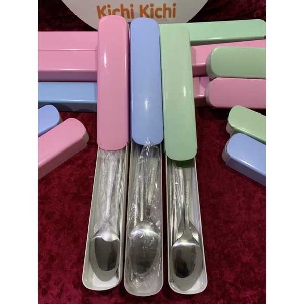 Bộ muỗng inox có hộp nhỏ gọn, set 3 món tiện lợi khi đi du lịch.
