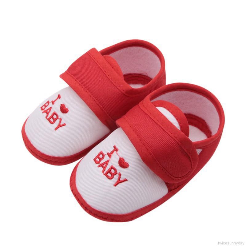 Giày đế mềm chống trượt in họa tiết trái tim xinh xắn dành cho các bé