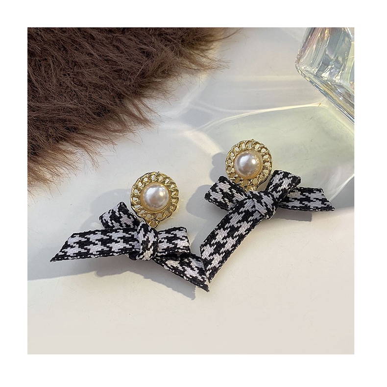 Khuyên tai đính đá sang trọng thời thượng 2023 cho nữ