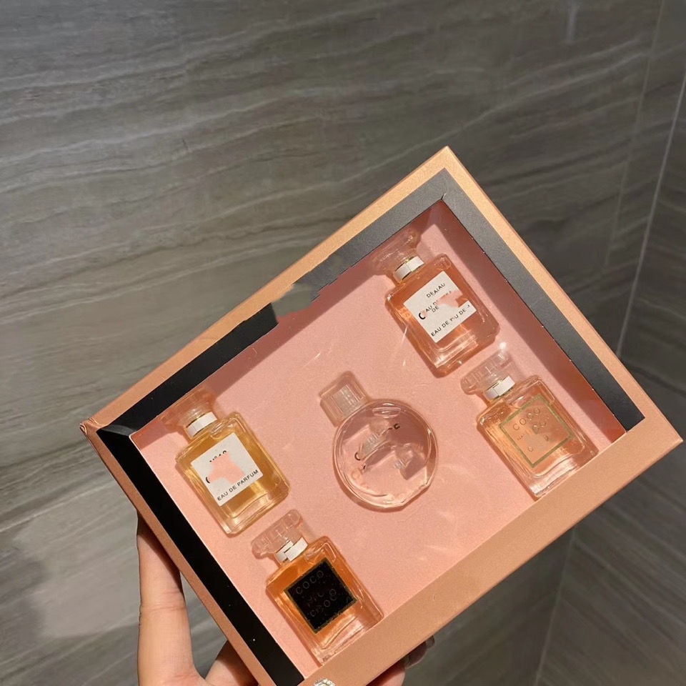 Hương thơm Q nước hoa Granny thử 5 mẫu đồng hồ màu đen QQ trắng gặp hộp chung | BigBuy360 - bigbuy360.vn