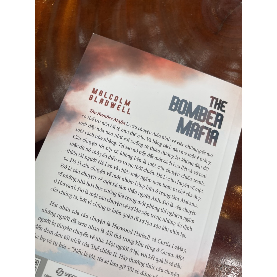 sách-The Bomber Mafia: Giấc Mơ, Cám Dỗ Và Đêm Dài Nhất Trong Thế Chiến II - Malcolm Gladwell-Saigonbooks (Bìa mềm)