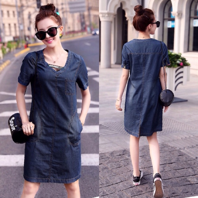 Đầm jean tay ngắn cổ đính dây chéo in chữ phối túi