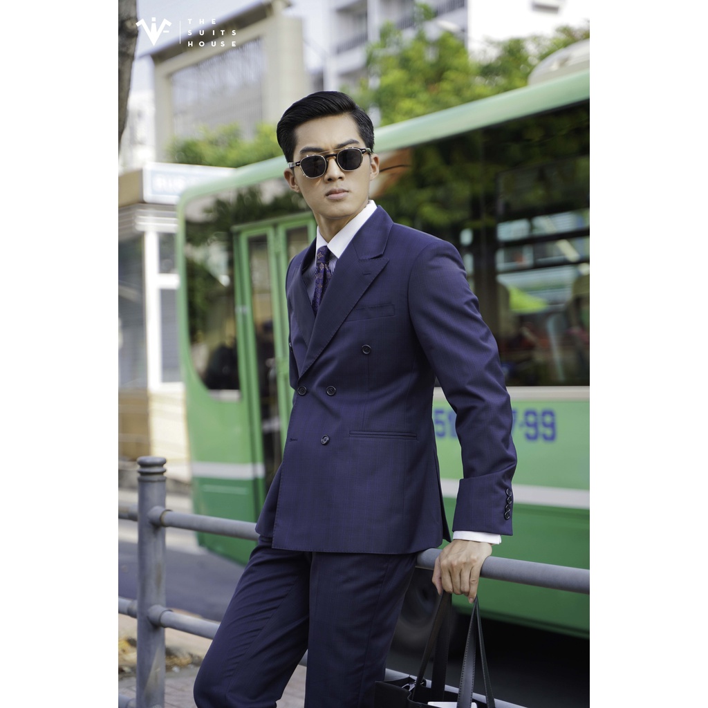 Bộ vest nam xanh navy sẫm kẻ caro, 4 khuy 3 túi, vạt nhọn, ve xếch, chất wool The Suits House