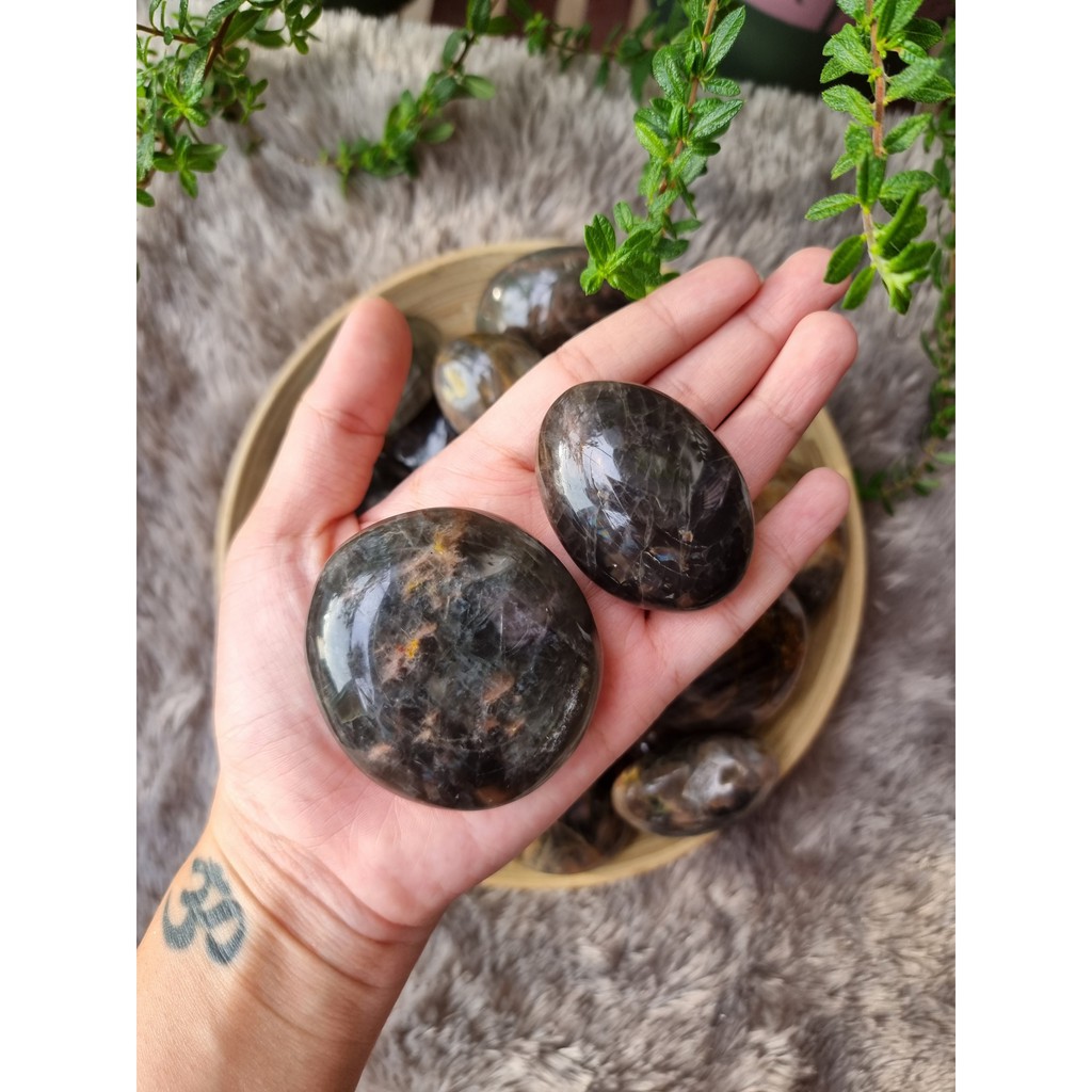 Black Moonstone (đá mặt trăng đen) viên đá của sự mở lòng và cân bằng cảm xúc.