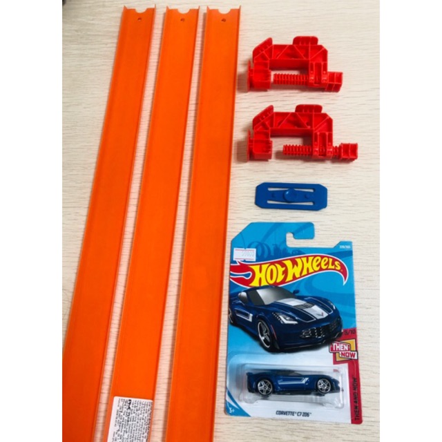 Combo Hot Wheels : 1 xe thời trang, 3 đường đua , 2 chốt định vị, 1 mối nối