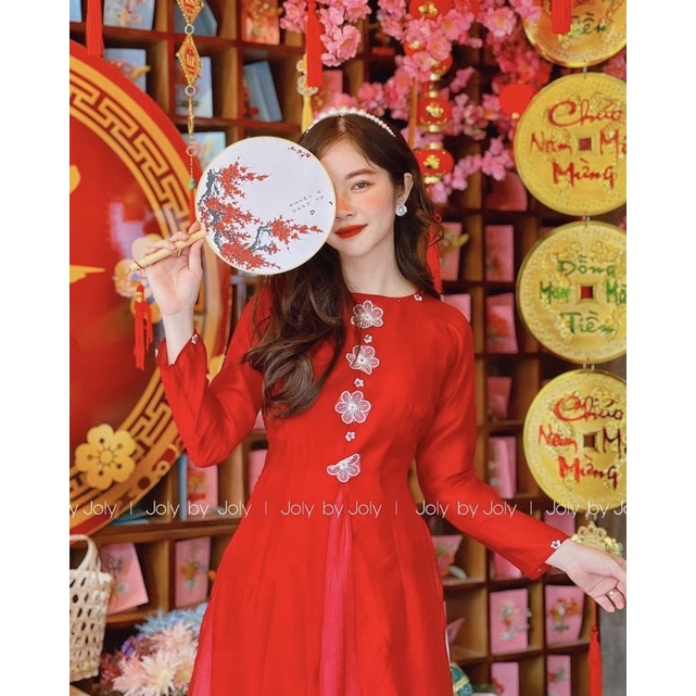 áo dài chơi tết ,màu đỏ váy trắng trước ngực gắn hoa siêu xinh diện đi chơi đầu năm