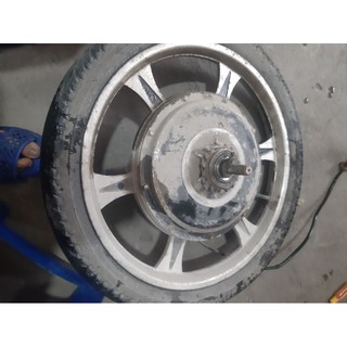 Bánh trước xe đạp điện cũ xăm lốp hỏng